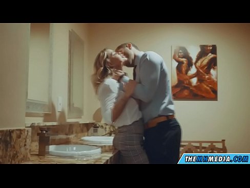 ❤️ Når en barmfagre blondine forfører dig på et offentligt toilet ️❌ Porno at da.kenhdammy.top ❌️